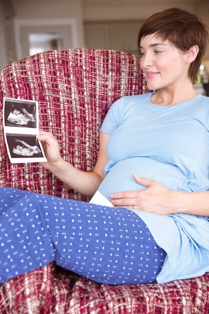 Femme enceinte en regardant les échographies