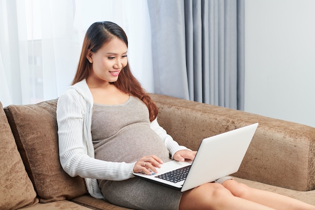 Femme enceinte répondant aux e-mails