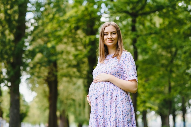 Femme enceinte, reposer dans parc