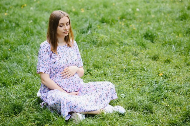 Femme enceinte, reposer dans parc