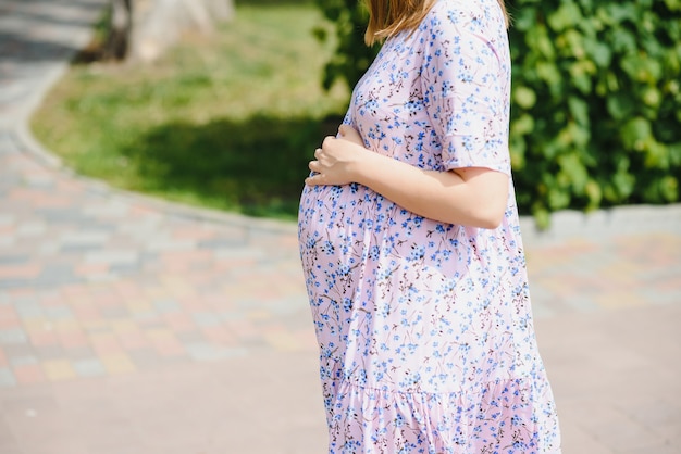 Femme enceinte, reposer dans parc