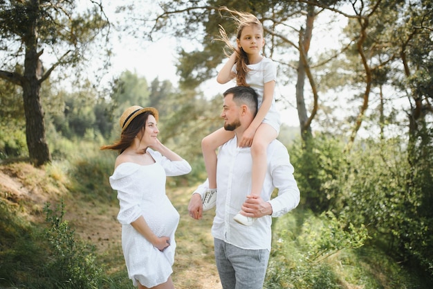Femme enceinte avec sa famille semblant heureuse