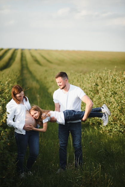 Femme enceinte avec sa famille semblant heureuse