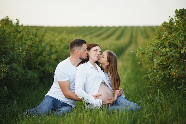 Femme enceinte avec sa famille semblant heureuse