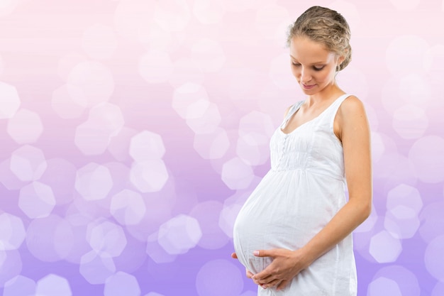 Femme enceinte se caressant le ventre