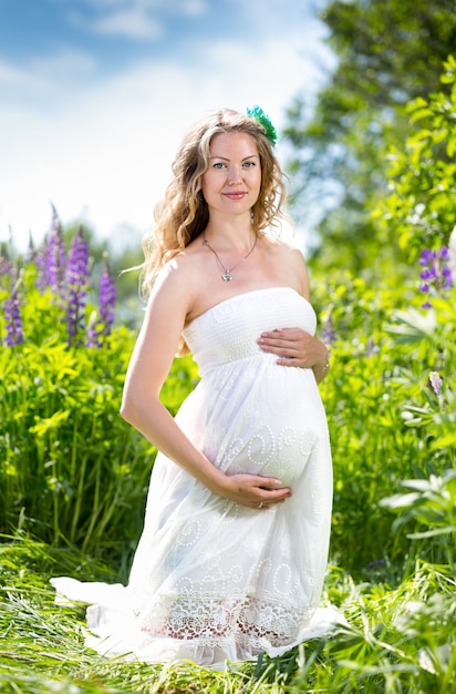 Femme enceinte se détendre et profiter de la vie dans la nature