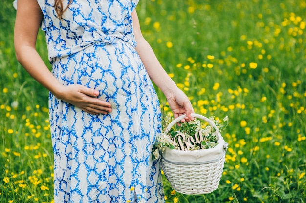 Femme enceinte se sentant le bébé.