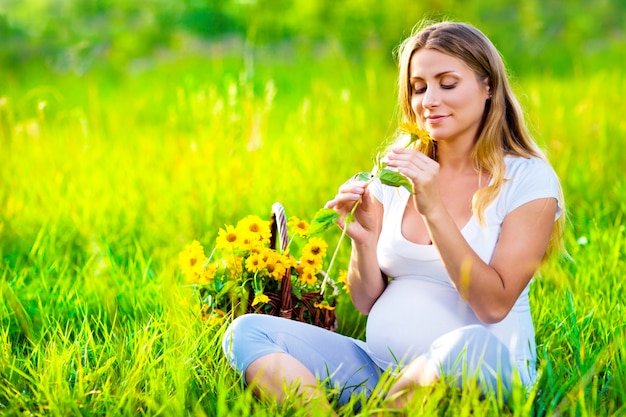 Femme enceinte, séance, sur, champ vert