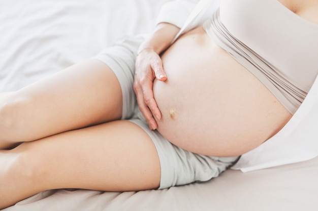 Femme enceinte, séance lit