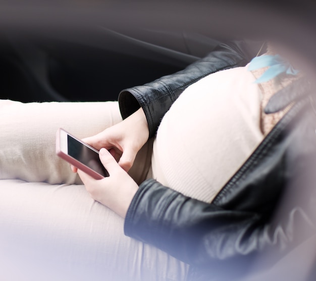 Femme enceinte avec smartphone