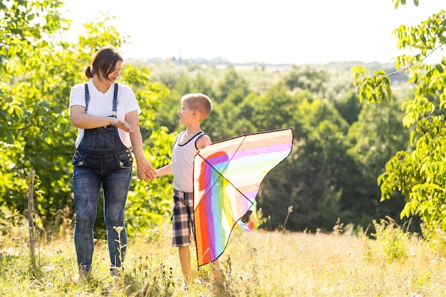 femme enceinte avec son fils jouant au cerf-volant