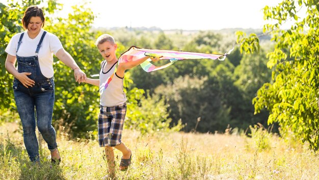 Femme Enceinte Avec Son Fils Jouant Au Cerf-volant