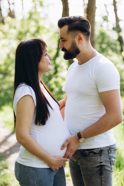 Femme Enceinte Et Son Mari Aux Cheveux étreignant Sur Le Ventre Ensemble Dans La Nature En Plein Air