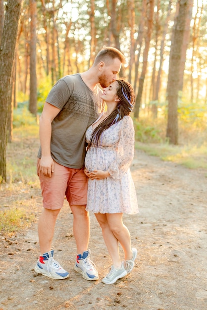 Femme enceinte et son mari dans la forêt