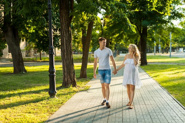 Femme enceinte avec son mari marchant dans un parc
