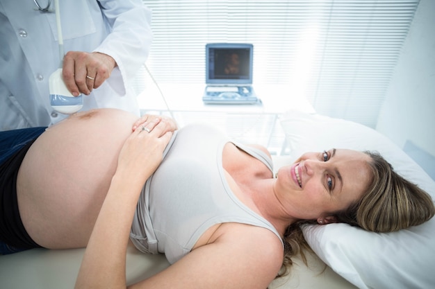 Femme enceinte sous échographie à l&#39;hôpital