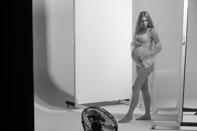 Femme enceinte en sous-vêtements. Prise de vue en studio