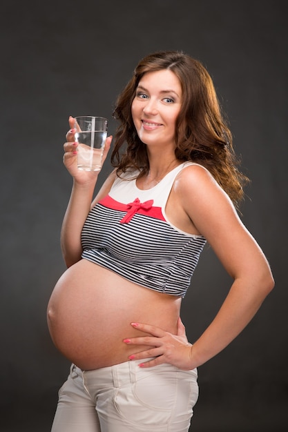 Femme enceinte en studio