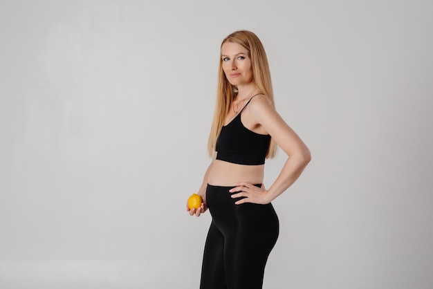 femme enceinte tenant un citron