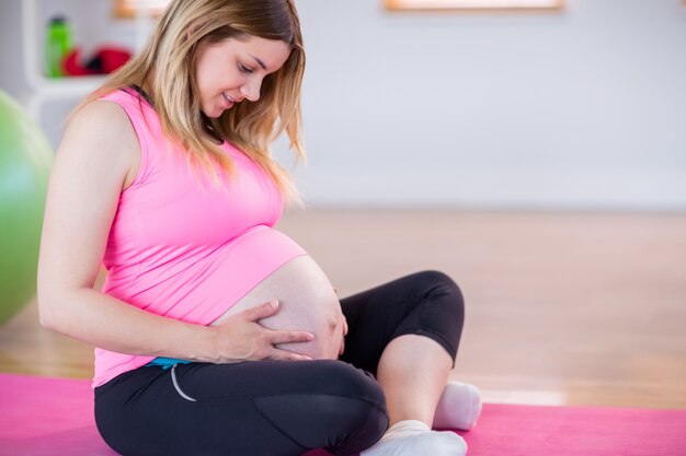 Femme enceinte tenant sa bosse