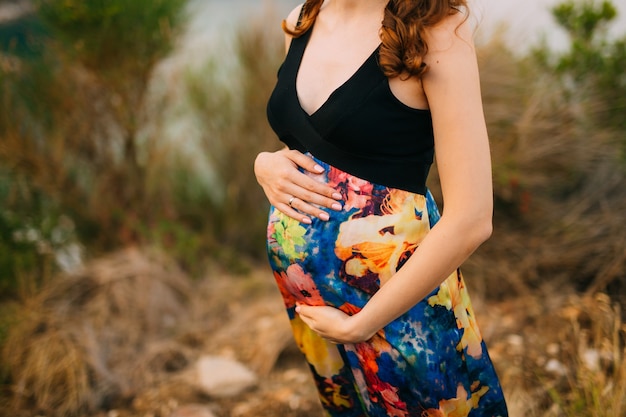 Femme enceinte tenant le ventre avec les mains