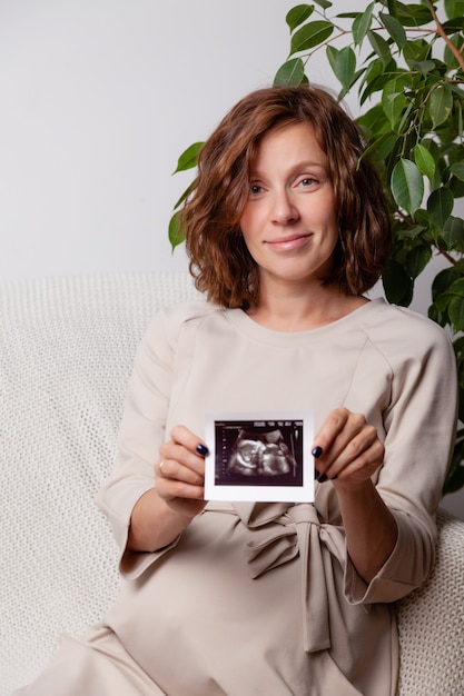 Femme enceinte, tenue, échographie, image