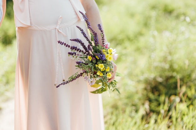 Femme enceinte, tenue, fleurs sauvages, à, les, parc