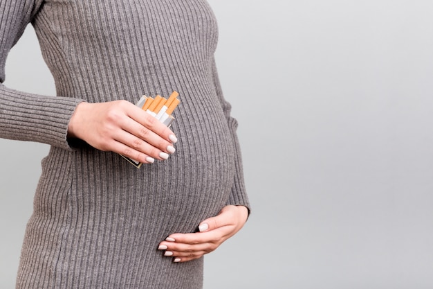 Femme enceinte, tenue, a, paquet cigarette