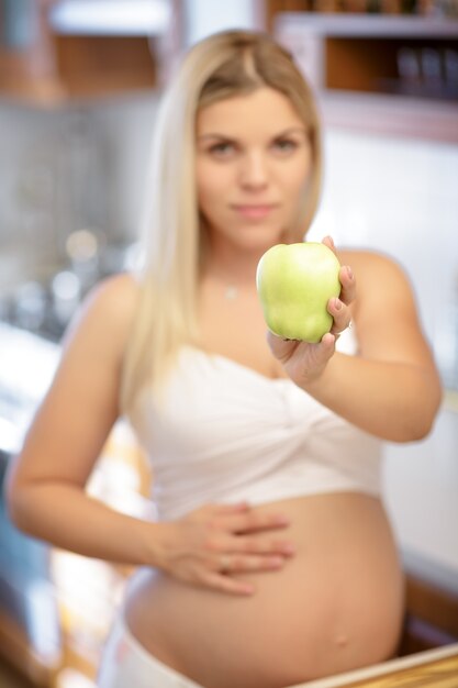 Femme enceinte, tenue, pomme verte, et, sourire