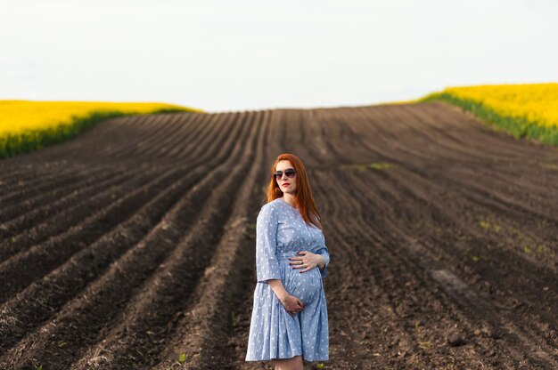 Femme enceinte sur le terrain