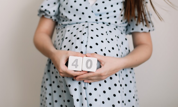 femme enceinte, toucher, ventre, et, attente, a, prochain bébé