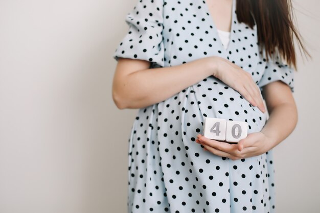 femme enceinte, toucher, ventre, et, attente, a, prochain bébé