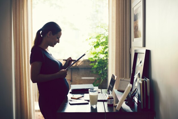 Femme enceinte travaillant à domicile