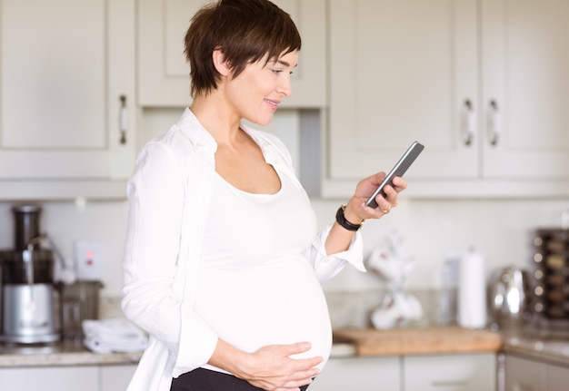 Femme enceinte en utilisant son smartphone