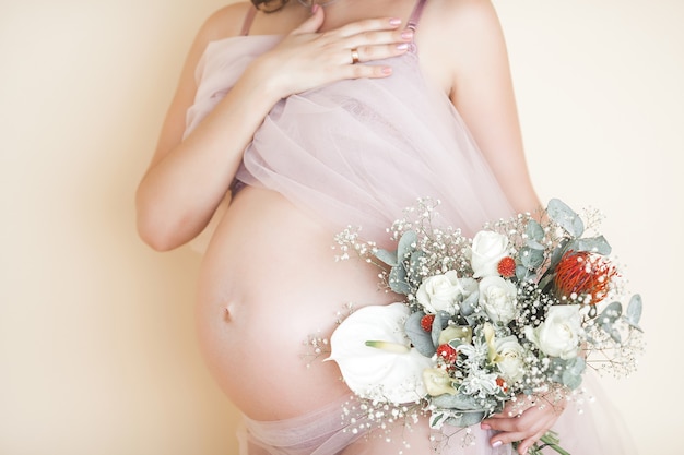 Femme enceinte. Ventre gros plan portrait