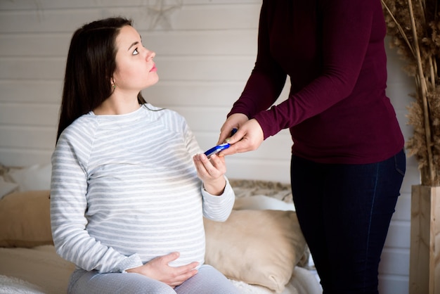 Photo une femme enceinte vérifie la glycémie, test de diabète.