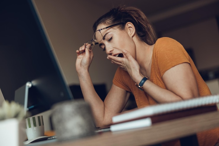Photo une femme endormie bâillonne au travail.