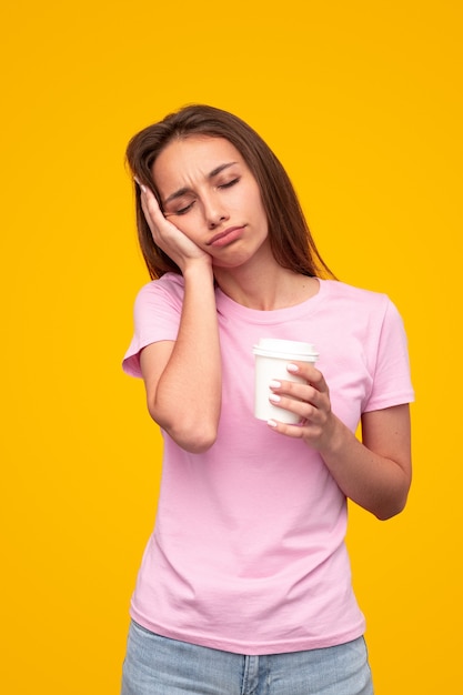 Femme endormie avec une tasse de café énergique