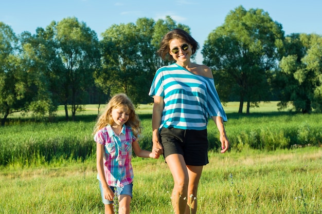 Femme Avec Enfant Fille Marchant Dans La Nature, Main Dans La Main.