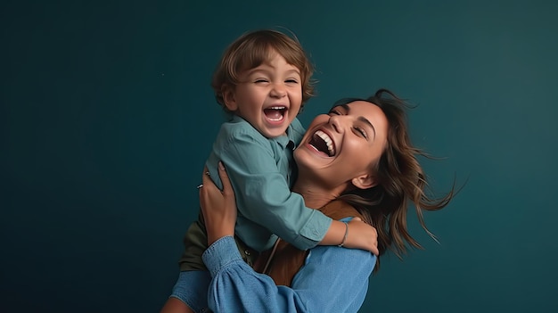 Une femme et un enfant rient et rient