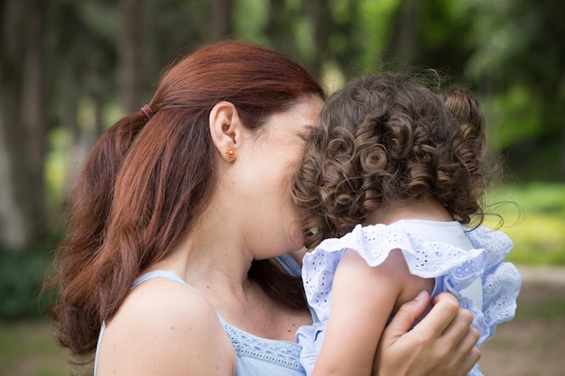 Une femme et un enfant s'embrassent et le mot "j'aime"