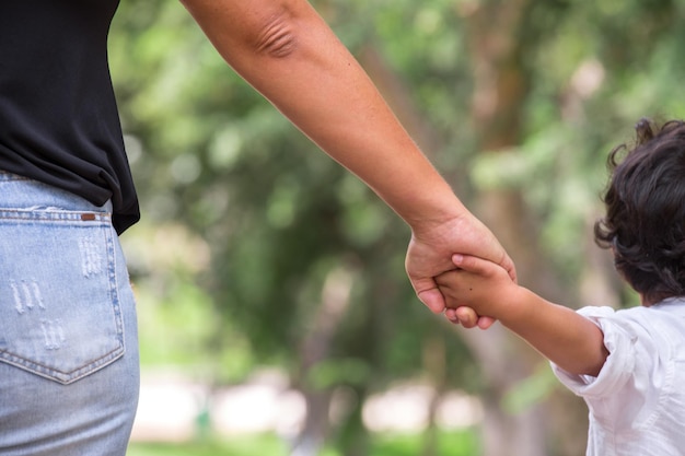 Photo une femme et un enfant se tenant par la main portant tous les deux une chemise qui dit le mot dessus