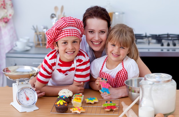 Femme et enfants dans la cuisine