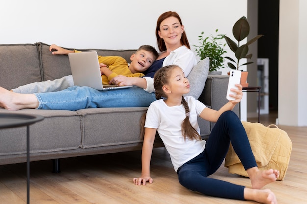 Photo femme et enfants en plein plan avec des appareils