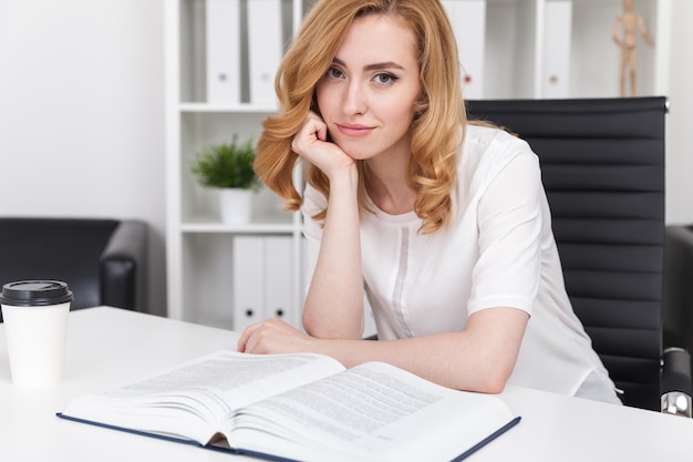 Femme ennuyée avec livre