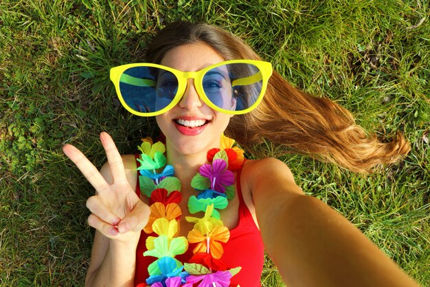 Femme avec d'énormes lunettes et guirlande de festival