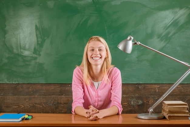 Femme enseignant en classe à l'école ou à l'université. Une étudiante heureuse enseigne et apprend. Concept d'éducation et de scolarité.