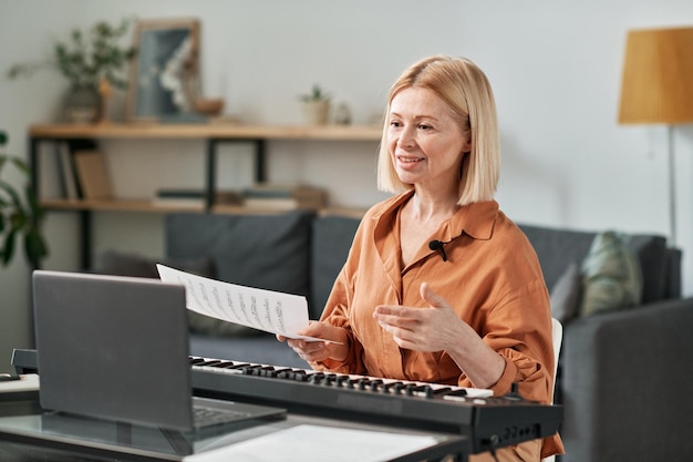 Femme enseignant une leçon de musique en ligne