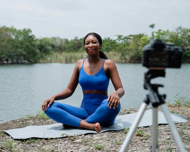 Femme Enseignant Une Pose De Yoga