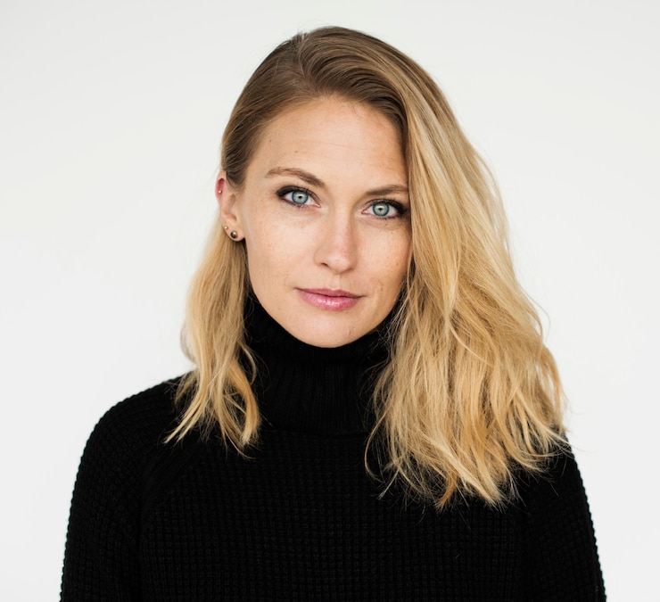 Photo femme enthousiaste studio portrait concept